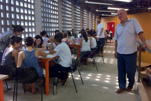 Oficina de Modelos, 10 de fevereiro, tarde, Marcos Acayaba observa o início de trabalho das equipes<br />Foto Abilio Guerra 