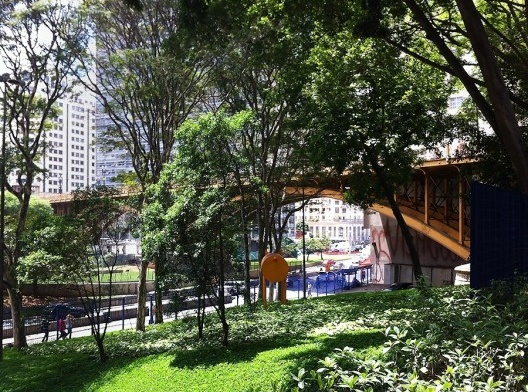 Vegetação e área permeável no Vale do Anhangabaú, São Paulo<br />Foto Abilio Guerra 