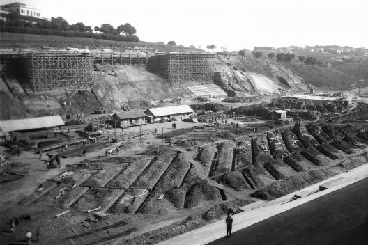 Estádio e complexo poliesportivo do Pacaembu, construção, São Paulo, anos 1940<br />Foto divulgação  [Acervo FAU USP / livro <i>Museu do Futebol</i>]