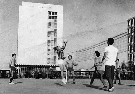 Quadra esportiva, um bom aproveitamento dos espaços entre-blocos
<br />Foto divulgação  [Acervo do Grupo de ex-moradores do Crusp]