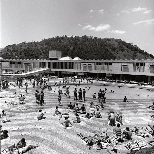 Balneário de Águas da Prata, piscina e outros espaços de lazer, 1970-1974. Arquitetos João Walter Toscano, Odiléa Setti Toscano, Massayoshi Kamimura<br />Foto Cristiano Mascaro 