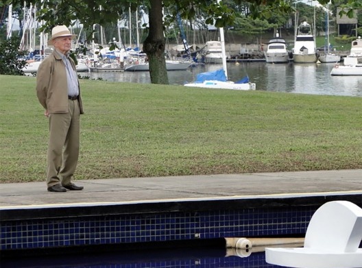 O arquiteto Marcos Konder, numa atitude solitária e contemplativa, diante de seu monumento no dia 8 de maio de 2012, após participar como convidado do Dia da Vitória<br />Foto Antônio Agenor Barbosa 