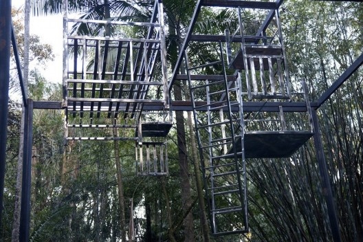 Escultura “O descanso da sala” de José Spaniol, instalada no Parque Burle Marx<br />Foto Helena Martins Costa 