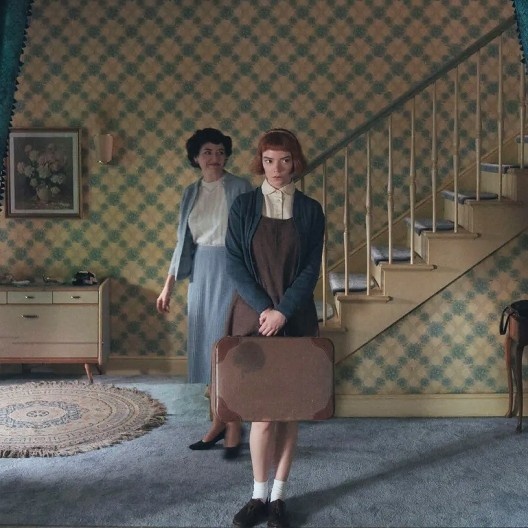 A protagonista, Elizabeth Harmon, chega em sua casa adotiva. Cena do filme <i>O Gambito da Rainha</i>, direção de Scott Frank<br />Foto divulgação  [Netflix]