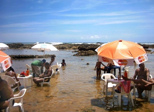 Clientes na água, praia do Farol de Itapuã<br />Foto do autor 