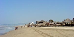 Quiosques e construções na praia de Barra Vieja, Acapulco - México [http://travel.webshots.com/album/549645979UZZZEW]
