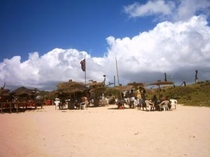 Sombreiros singulares da barraca do aluízio, na Praia dos Artistas - Salvador, BA<br />Foto do autor 