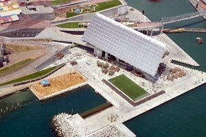 Cais Miradores com placa fotovoltáica, Fórum Mundial em Barcelona. <br />Foto Agustí Argelich.  [Forum Barcelona 2004]