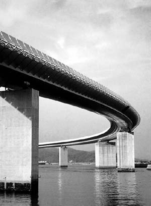 Ponte Ushibuka, ligação entre três ilhas do Arquipélago Amakusa, Japão, 1977. Arquiteto Renzo Piano.  [Pritzker Prize]