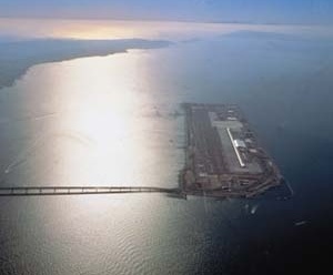 Aeroporto Internacional de Kansai, Osaka, Japão. Arquiteto Renzo Piano. <br />Foto Sky Frot.  [Pritzker Prize]