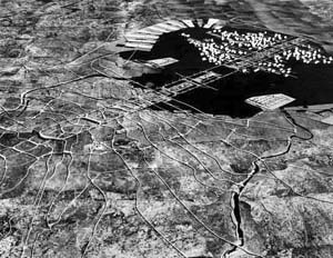 Plano de Reorganização Estrutural de Tóquio, 1960, arquiteto Kenzo Tange.  [Website Oficial Kenzo Tange]
