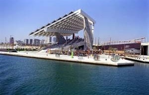 Cais Miradores com placa fotovoltáica, Fórum Mundial em Barcelona.<br />Foto Isabel Steva.  [Forum Barcelona 2004]