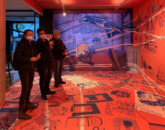 Público visitando exposição na Escola da Cidade, São Paulo<br />Foto Abilio Guerra 