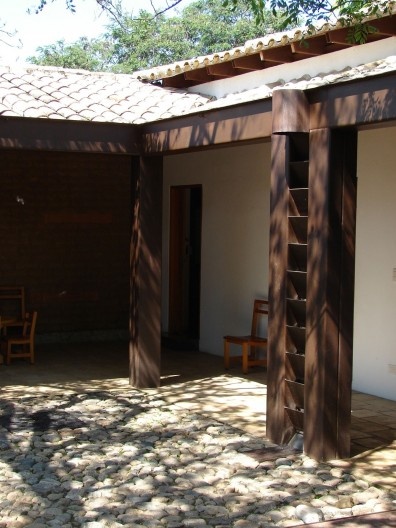 Biblioteca Infantil de Oaxaca, patio posterior (lavabos) y elementos metálicos que hacen las veces de columnas estructurales, lámparas de luz indirecta y recolectores de agua de lluvia, arquitecto Juan José Santibáñez García <br />Foto Humberto González Ortiz 