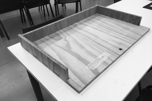 Materioteca: gaveta e bandeja. Mock-ups escala 1:1<br />Foto Isabella Simões e Sofia Lundgren  [Acervo Fabricação, tectônica e projeto: catálogo de encaixes em madeira]