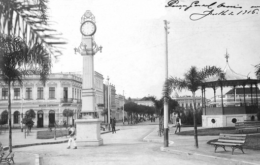 Vista parcial da praça Osório, em 1916, destacando a remodelação realizada na gestão de Candido de Abreu, com novo paisagismo, além de equipamentos e mobiliário importados da Europa (relógio, coreto e bancos) [Instituto Histórico e Geográfico do Paraná]