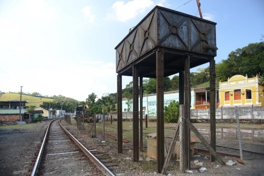 Reservatório de água em estrutura metálica no itinerário ferroviário, ao fundo edificações de interesse cultural<br />Foto Fábio Lima 