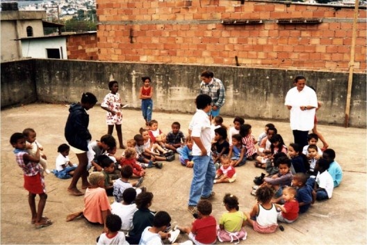 Crianças dos Predinhos, monitoradas por moradores, brincam no Pilotis<br />foto Danilo Botelho 
