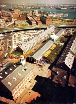Figura 12 – Em Boston, entre o centro cívico e o waterfront, o conjunto histórico do Quincy Market e Faneuil Hall foi reciclado em centro comercial e gastronômico. Arquiteto Benjamin Thompson [In Process # 89, 1990]