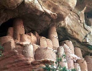 Figura 14 – Acantilado de Bandiagara, Mali. Viviendas Dogon. Habitações Dogon [www.dogon-lobi.ch]