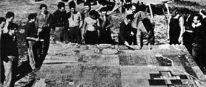 Estudantes de Taliesin ao redor da maquete de Broadacre City, ainda em construção, em 1932 [membres.lycos.fr/boscha/desurbanisme/broadacre.html]