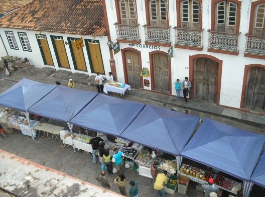 Feira livre em Diamantina/ MG: a vida urbana contemporânea inserida na paisagem histórica, sem a “cenarização” ou “espetacularização” da cidade<br />Foto Flavio de Lemos Carsalade 