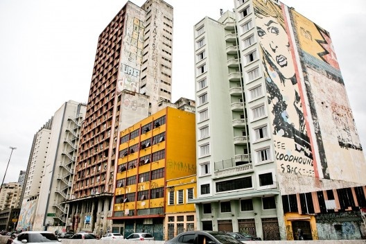 Conjunto de prédios na região central de São Paulo. Da esquerda para a direita, uma ocupação irregular objeto de retrofit através da SEHAB, um edifício enquadrado no tema deste artigo, um imóvel privado, um edifício habitacional plenamente ocupado<br />Foto Rafael Ianni 