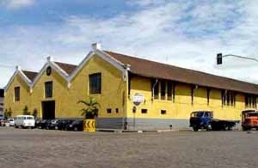  Na área de cais, junto ao bairro do Paquetá, armazéns que já serviram para estocagem de café no início do século XX vêm sendo indiscriminadamente demolidos para dar lugar a pátio de containeres, destruindo registro edificado das antigas modalidades de em