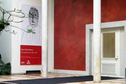 A obra “Sem Título” (c. 1950-1954) reproduzida em poster da exposição Saul Steinberg: as aventuras da linha, na entrada do Instituto Moreira Salles, Rio de Janeiro, jun 2011<br />Foto Eliane Lordello 