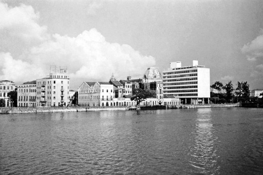 Rio Capibaribe, avenida Martins de Barros e edifício da Secretaria da Fazenda do Estado de Pernambuco, Recife PE, 1942<br />Foto Benicio Whatley Dias  [Fundaj, ME]