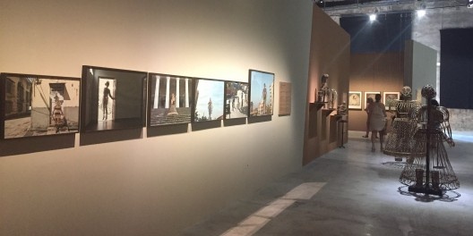 Vista do Pavilhão da Índia. Em destaque, a obra Of Bodies, Armor and Cages, de Shakuntala Kulkarni. Ao fundo, os posters Haripura, de Nandalal Bose<br />Foto Mariana Hartenthal 