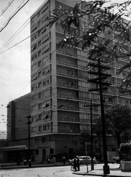Foto do Cine Trianon (atual Cine Belas Artes) e os edifícios Chipre e Gibraltar, São Paulo<br />Autoria da foto não identificada  [Arquivo Giancarlo Palanti, Biblioteca da FAU-USP]