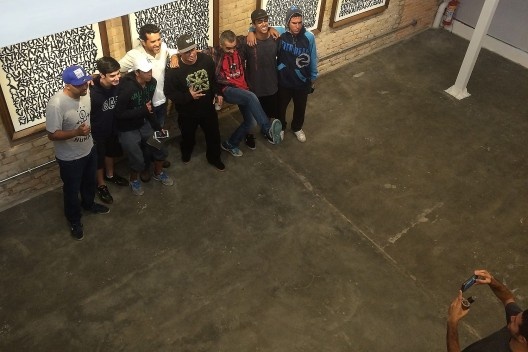 O pixador e seus convidados. Exposição <i>Cripta Djan, em nome do pixo</i>, curadoria João Correia<br />Foto Abilio Guerra 
