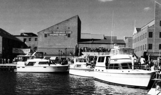 Figura 19 – Área revitalizada de Fells Point, Baltimore, mostrando as edificações novas integradas às antigas e o pier público para barcos de passeio e parada do water-taxi. Projeto urbano: Vicente del Rio [In Breen & Rigby, 1994]