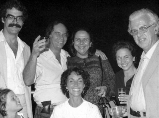 Ítalo entre amigos do Patrimônio. Da esquerda para direita Eurico Calvente e filha, Ítalo Campofiorito, Lélia Coelho Frota, Dora Alcântara e Augusto da Silva Telles e, no centro, Lia Motta, Rio de Janeiro<br />Foto Dina Lerner, 1980  [Acervo particular Lia Motta]