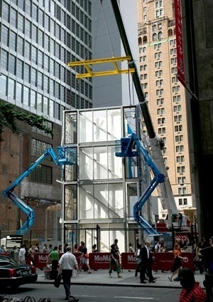 Cellophane House, KieranTimberlake Arquitetos. Vista da construção da instalação em lote à oeste do MOMA, conforme projeto realizado para a exposição "Home Delivery"<br />Richard Barnes 2008 The Museum of Modern Art 