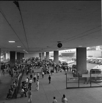 15 de maio de 1967. Gente circulando pelos espaços internos na Plataforma, organizados com bancos e pela caixilharia [Arquivo Público do Distrito Federal]