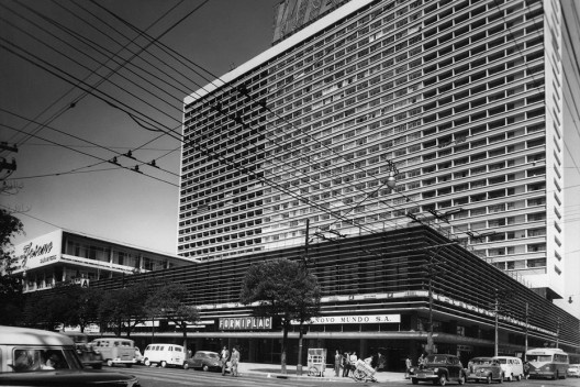 Conjunto Nacional, São Paulo, 1954. Arquiteto David Libeskind<br />Foto José Moscardi  [BRASIL, Luciana. David Libeskind, Romano Guerra/Edusp]