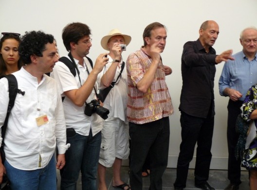 Rem Koolhaas explica a sala do OMA 'Cronocaos', em que alerta para o tom hiper-patrimonial da sociedade contemporânea<br />Foto Flavio Coddou 