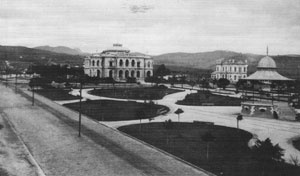 Jardim da Praça da Liberdade década de 1910. Ao fundo Palácio da Liberdade [Acervo Museu Histórico Abílio Barreto. Prefeitura de Belo Horizonte]