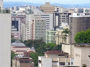 Praça da Liberdade. Processo de verticalização do entorno, que interfere na sua visibilidade e leitura<br />Foto Benedito Tadeu de Oliveira 