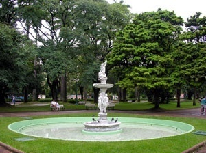 Praça da Liberdade. Vegetação e fonte<br />Foto Benedito Tadeu de Oliveira 