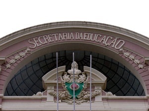 Secretaria de Estado da Educação. Detalhe do coroamento da fachada principal <br />Foto Benedito Tadeu de Oliveira 