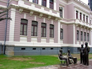 Secretaria de Estado da Educação. Vista lateral. Em primeiro plano monumento "Encontro Marcado" com esculturas de Fernando Sabino, Otto Lara Resende, Paulo Mendes Campos e Hélio Pellegrino<br />Foto Benedito Tadeu de Oliveira 