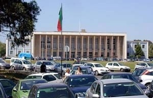 Vista geral da Alameda da Universidade e da fachada principal da Reitoria de Porfírio Pardal Monteiro, 1935/1952-1961<br />Foto Patrícia Santos Pedrosa – abril 2005 