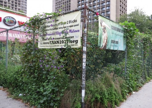 Vista parcial do LaGuardia Corner Gardens, com os cartazes contra o futuro desenvolvimento que irá eliminar o jardim. <br />Foto Cecilia Herzog 