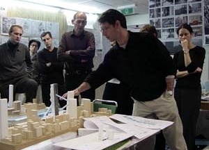 Projeto Coned; discussão no escritório de OMA, Rotterdam – Projeto de DBB, Ito, KPF, OMA, 2000