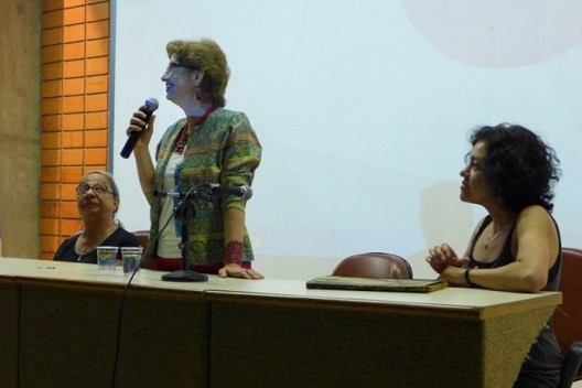 Ruth Verde Zein, ladeada por Mirthes Baffi e Karen Menatti, na sessão de encerramento do evento, Encontro Núcleo Docomomo-SP 2015<br />Foto André Marques 