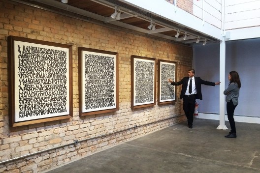 Pixo como arte e protesto. Exposição <i>Cripta Djan, em nome do pixo</i>, curadoria João Correia<br />Foto Abilio Guerra 