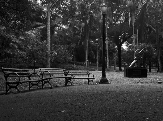 Bancos na Praça Buenos Aires, Higienópolis, São Paulo<br />Foto Abilio Guerra 